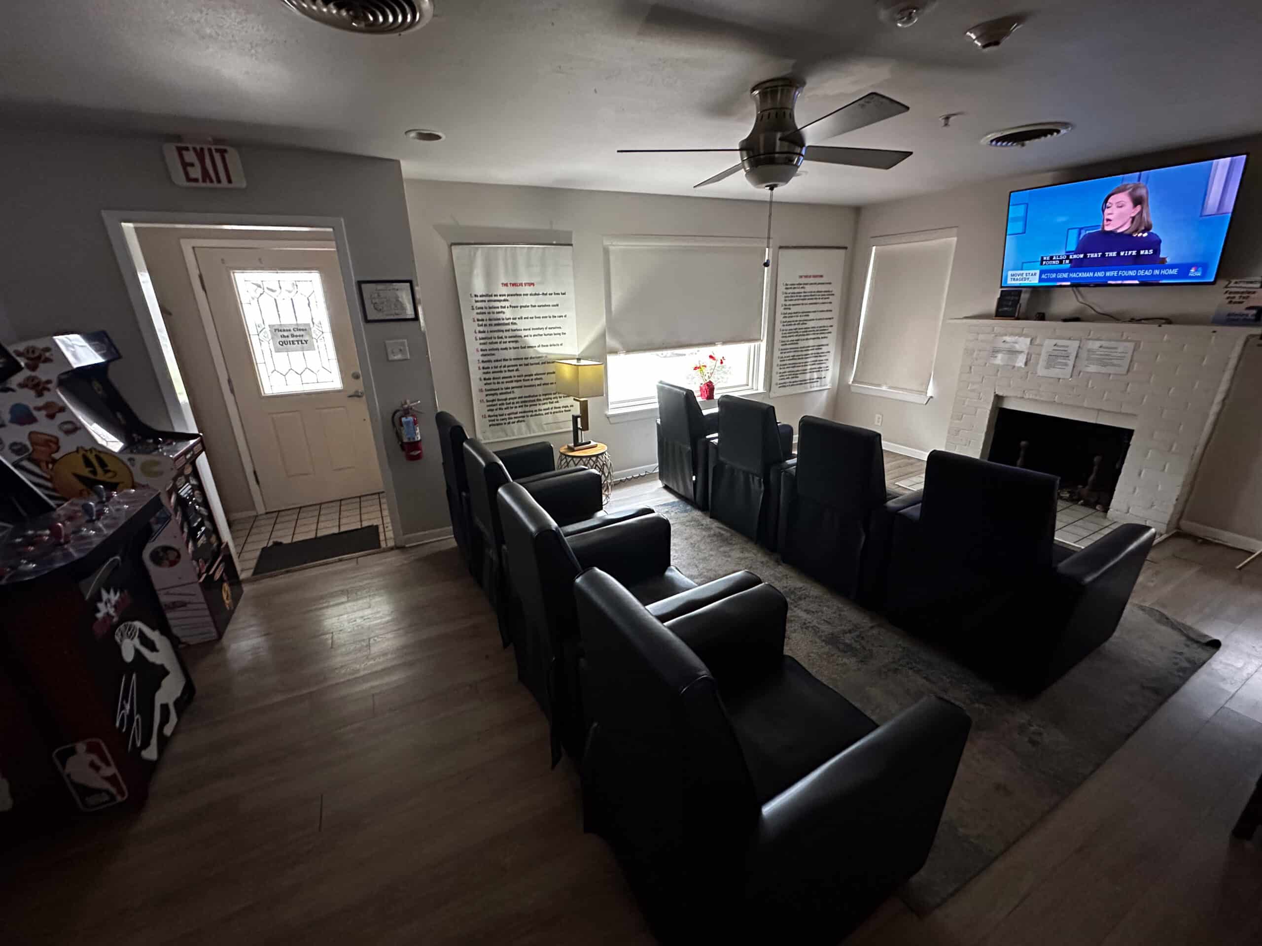 Group therapy room at Briarwood Detox Center Austin with recliners and TV.