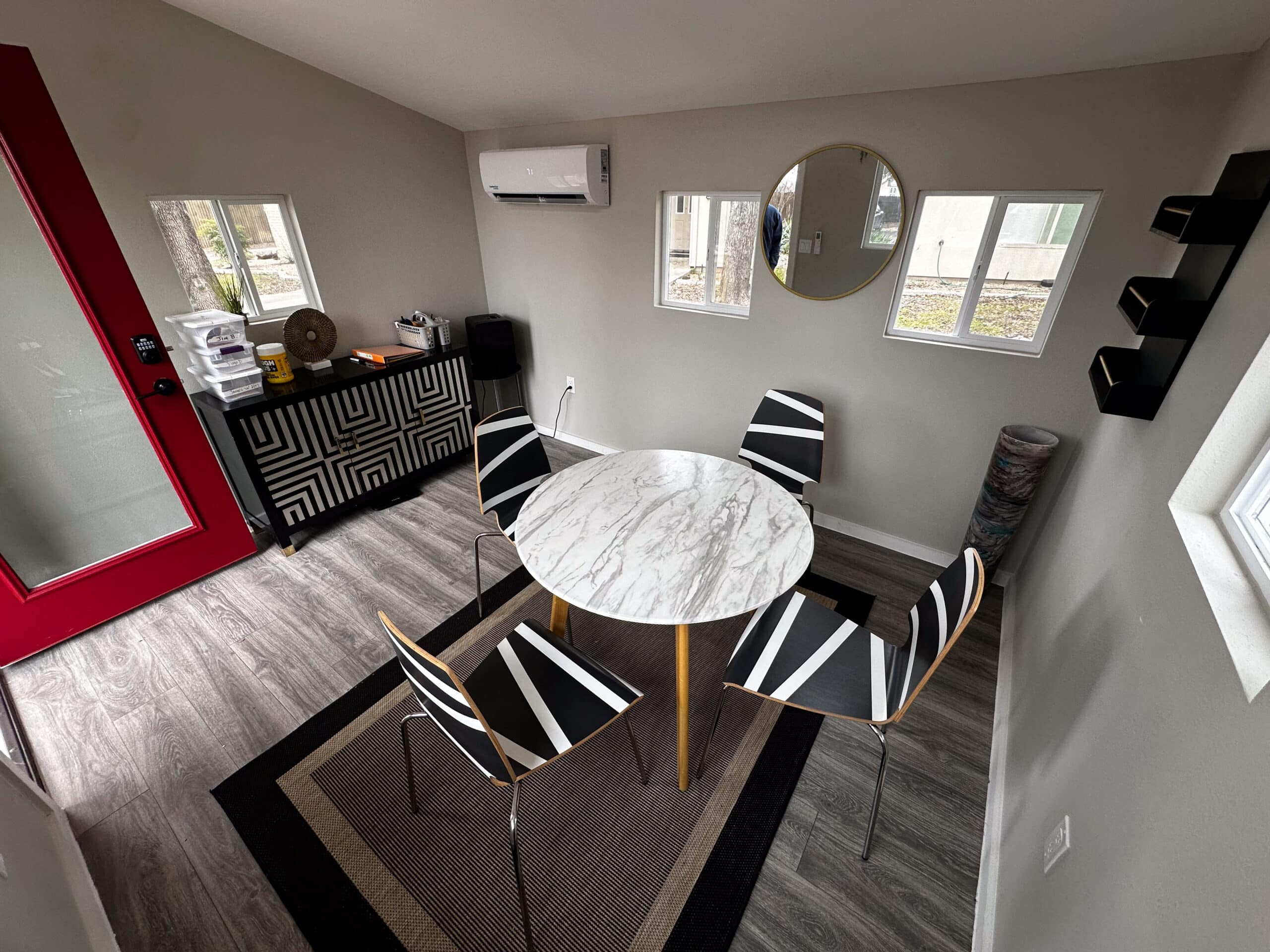 Counseling room at Briarwood Detox Center Austin with round marble table and accent furniture.