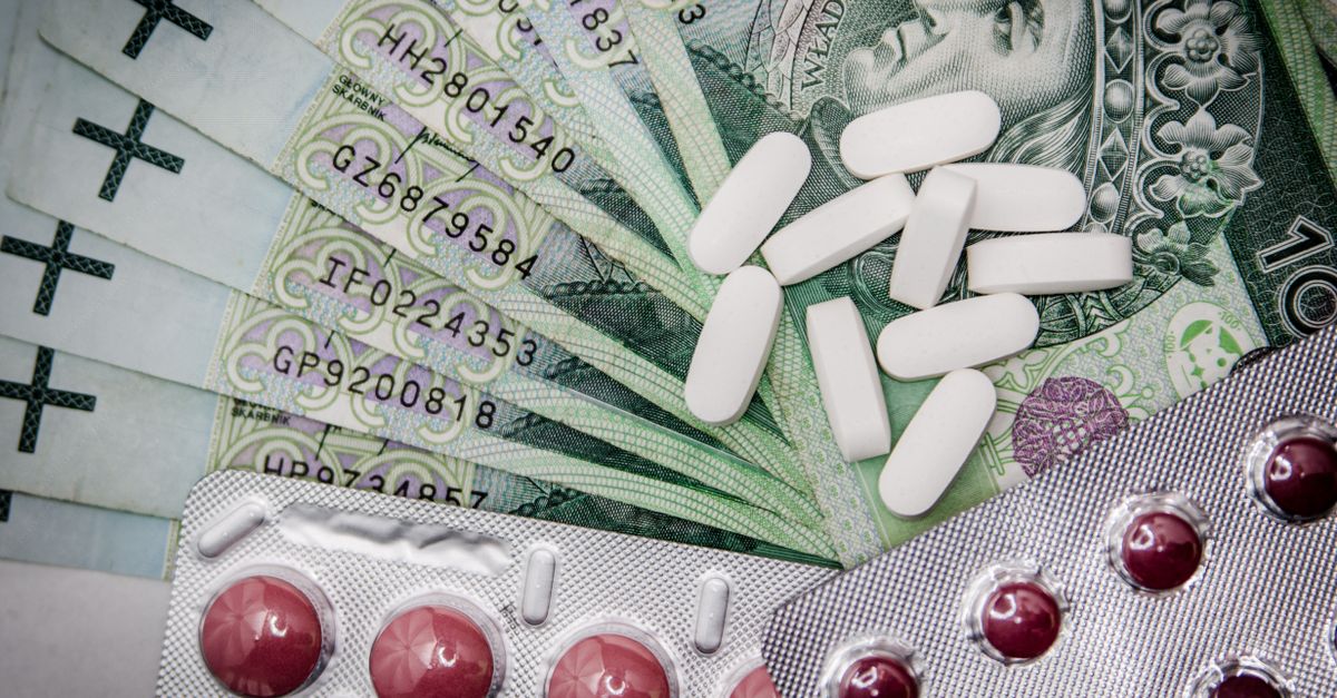 Polish 100 złoty notes with pills and blister packs, illustrating medical costs.